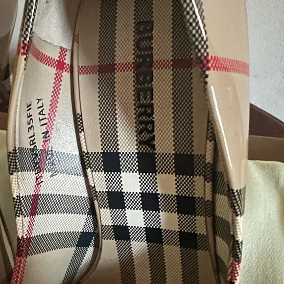 Burberry Aubri Patent Pump in Classic Archive Beige